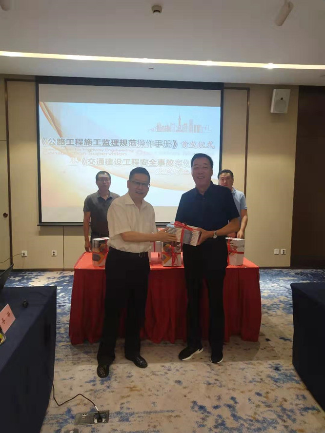 1567571355317079221.jpg 9.1操作手冊(cè)首發(fā)儀式2.jpg